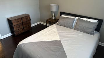 3 makuuhuonetta, työpöytä, Wi-Fi, vuodevaatteet