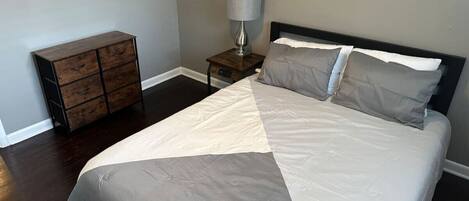 3 bedrooms, desk, WiFi, bed sheets