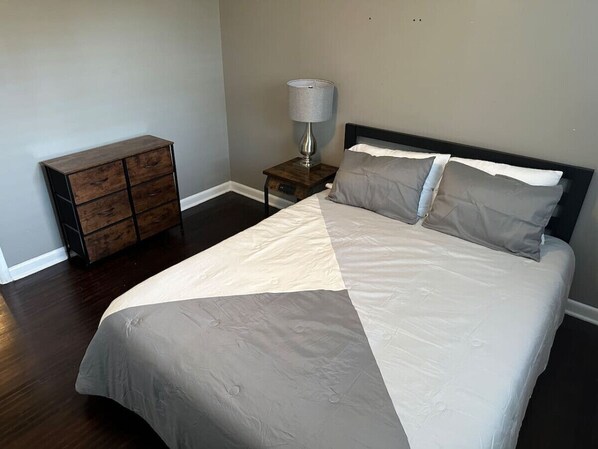 3 bedrooms, desk, WiFi, bed sheets