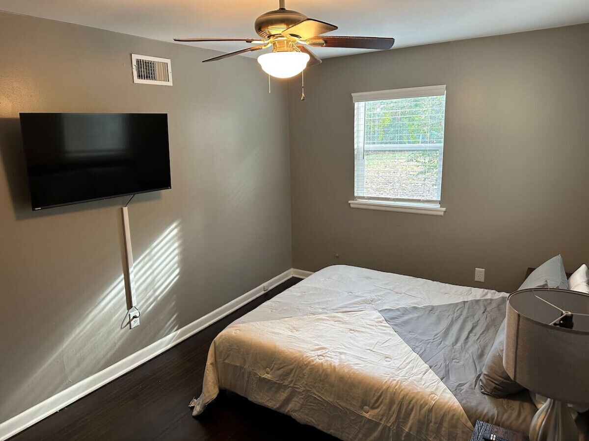 3 bedrooms, desk, WiFi, bed sheets