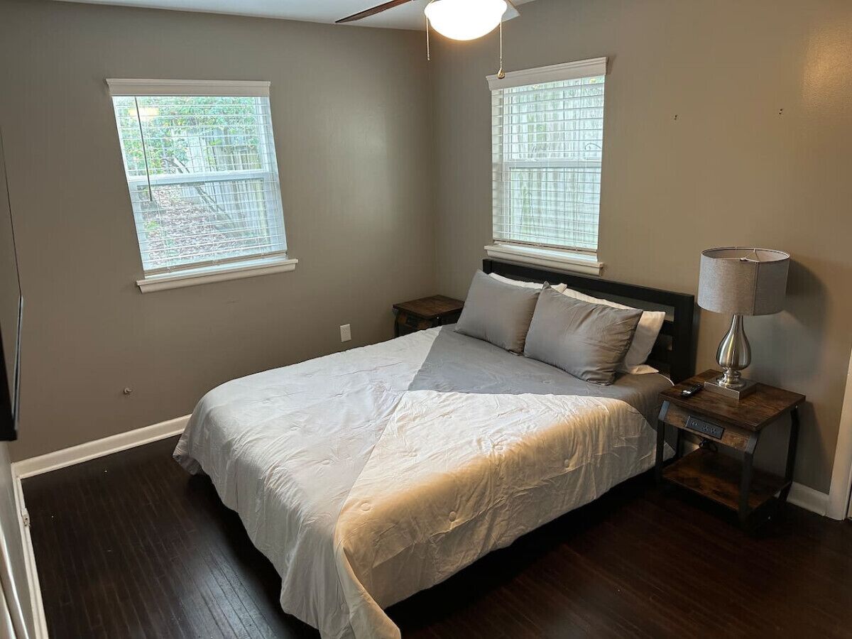 3 bedrooms, desk, WiFi, bed sheets