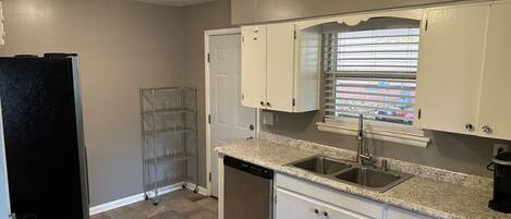 冰箱、微波炉、烤箱、炉灶