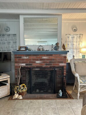 Smart-TV, Kamin, Bücher