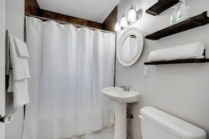 Douche, sèche-cheveux, serviettes fournies, shampoing