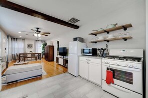 Geladeira, micro-ondas, fogão, cooktop