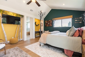 3 bedrooms, in-room safe, iron/ironing board, travel cot - Whimsical Guest House with Disney-themed Rooms, Pool & Spa (Fullerton)