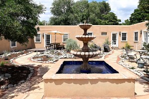 Terrace/patio - Dos Hermanas 4, 5, 6 & 8| Walk to Plaza| Courtyard (Santa Fe)