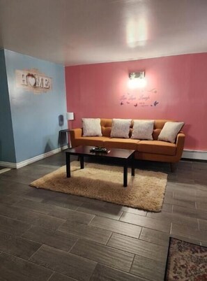 Living area - Chic & Cozy Lower Apartment (Brooklyn)