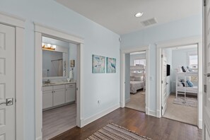 4 chambres, fer et planche à repasser, lit de bébé portatif