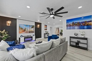 Smart-TV, Kamin, Tischtennisplatte