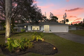 Exterior - Hot tub, Gazebo, Firepit Table Getaway Oasis House!!!! (Fort Myers)