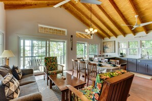 Smart TV - Beachfront 2BR House on the Beach & Central Loc. (Placencia)