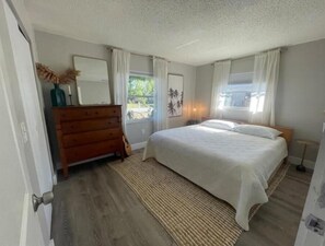 3 室のベッドルーム、セーフティボックス (室内)、デスク、旅行用ベビーベッド