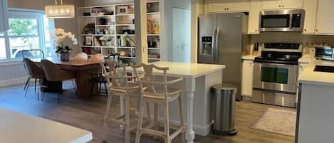 Réfrigérateur, micro-ondes, four, lave-vaisselle