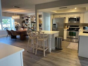 Fridge, microwave, oven, dishwasher - Seascape Seascape (Sarasota)