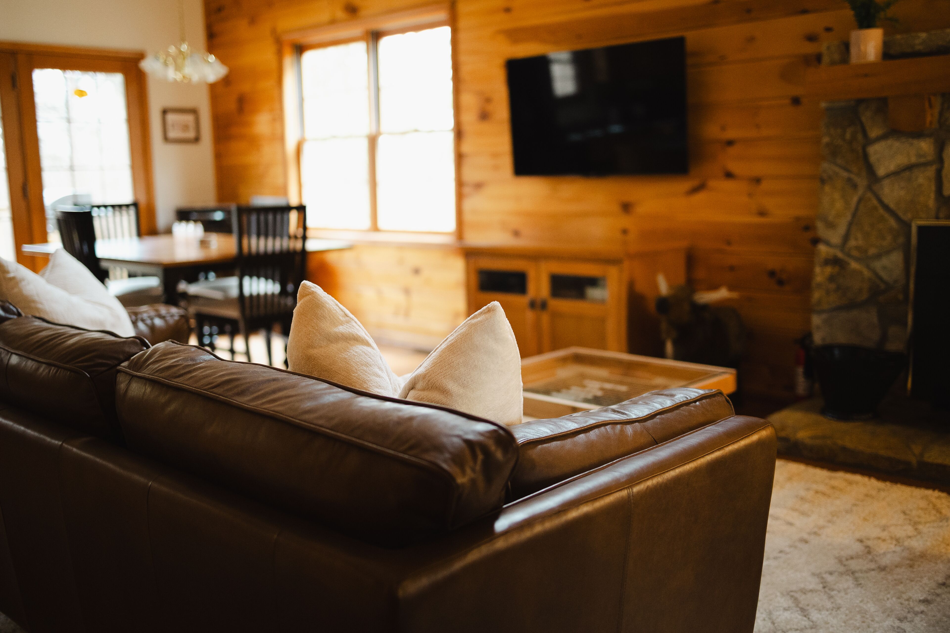 Smart-tv, dvd-afspiller, bøger, musikbibliotek