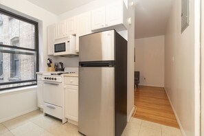 冷蔵庫、電子レンジ、オーブン、コンロ