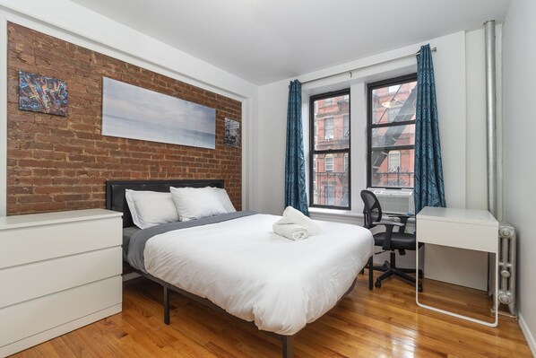 2 bedrooms, desk, iron/ironing board, WiFi