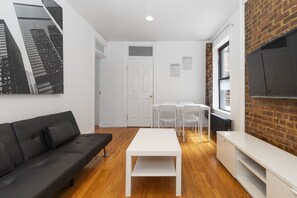 TV - Upper East Modern & Chic Two BR Apt near Central Park (New York)