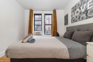 2 bedrooms, desk, WiFi, bed sheets