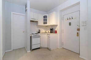 Fridge, microwave, stovetop, toaster - Fabolous Studio on Upper East near the park (New York)