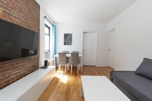 Living area - Cozy Two Bedrooms on Upper East near Famous City Museums (Manhattan)