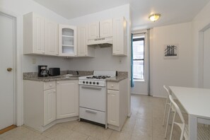 Kjøleskap, mikrobølgeovn, ovn og kaffetrakter/tekoker