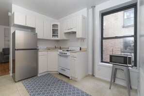 Een koelkast, een magnetron, een oven, een kookplaat