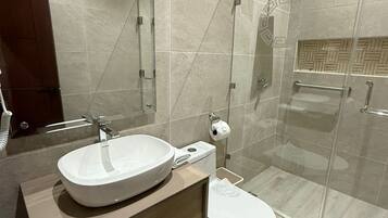 Quarto casal standard de uso individual | Banheiro | Toalhas de banho