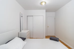2 bedrooms, desk, iron/ironing board, WiFi - Spacious 2 BR on Upper East Side (New York)