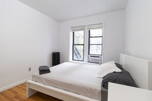 2 bedrooms, desk, iron/ironing board, WiFi