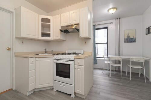 Charming 2 BR on Upper east