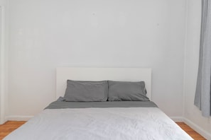 2 bedrooms, desk, WiFi, bed sheets