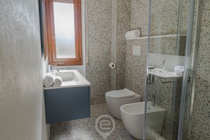 Dusche, Haartrockner, Bidet, Handtücher