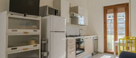 ثلاجة، ميكروويف، فرن، موقد طهي مسطح