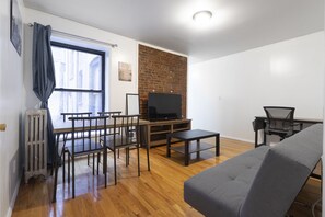 TV - Newly Renovated 2 BR on Upper East Side MIN 30 DAYS (Manhattan)