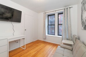 TV - Charming 1BR on Upper East Side (30 Days MIN) (New York)