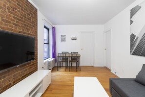 TV - Upper East Beautiful Two Bedrooms Apartment near Central Park (New York)