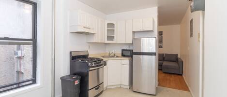 ثلاجة، ميكروويف، فرن، موقد طهي مسطح