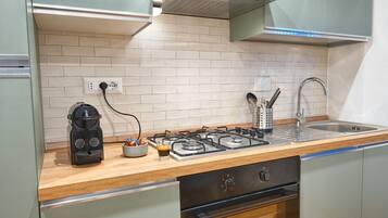 Réfrigérateur, four, plaque de cuisson, cafetiÚre/bouilloire