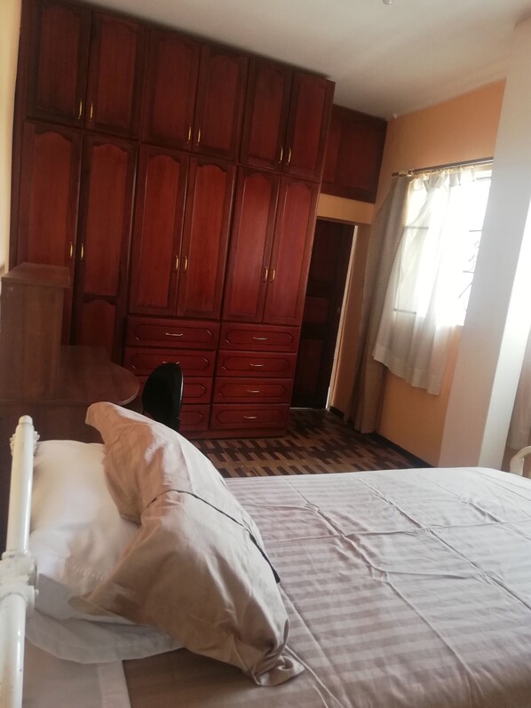 1 dormitori, escriptori, planxa i posts de planxar i wifi gratuïta