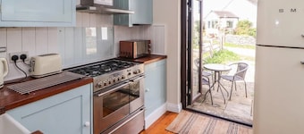Private Cottage - Dogs Welcome - 1 Minute Walk to Local Pub