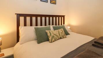 2 bedrooms, iron/ironing board, free WiFi, bed sheets