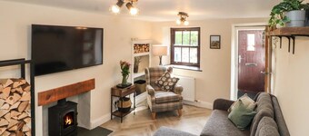 Private Cottage - Dogs Welcome - 1 Minute Walk to Local Pub