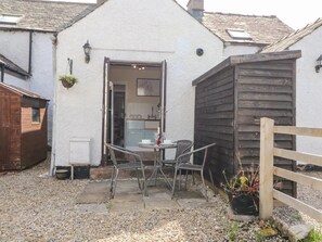 Outdoor dining - Private Cottage - Dogs Welcome - 1 Minute Walk to Local Pub (Shap)