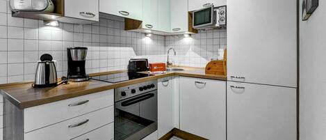 ثلاجة، موقد طهي مسطح، غسالة أطباق، ماكينة لصنع القهوة/الشاي