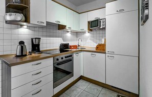 Kylskåp, spishäll, diskmaskin och kaffe- och tebryggare