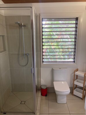 Shower, hair dryer, towels, soap - Tropical Oasis in Inner Brisbane. 5 min drive to Brisbane City. (Annerley)