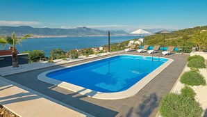 A swimming pool with a view of the sea and mountains. - Beautiful home in Mastrinka (Mastrinka)