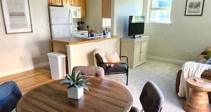 Charming 1-BR carriage house in quiet neighborhood